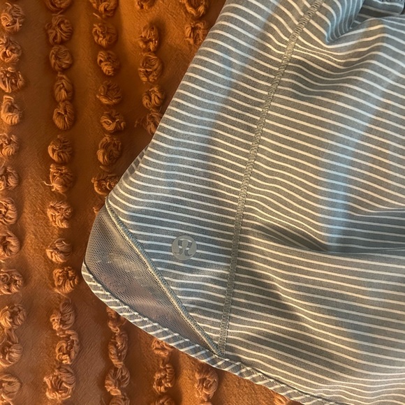 LULULEMON HOTTY HOT SHORTS - Picture 2 of 2